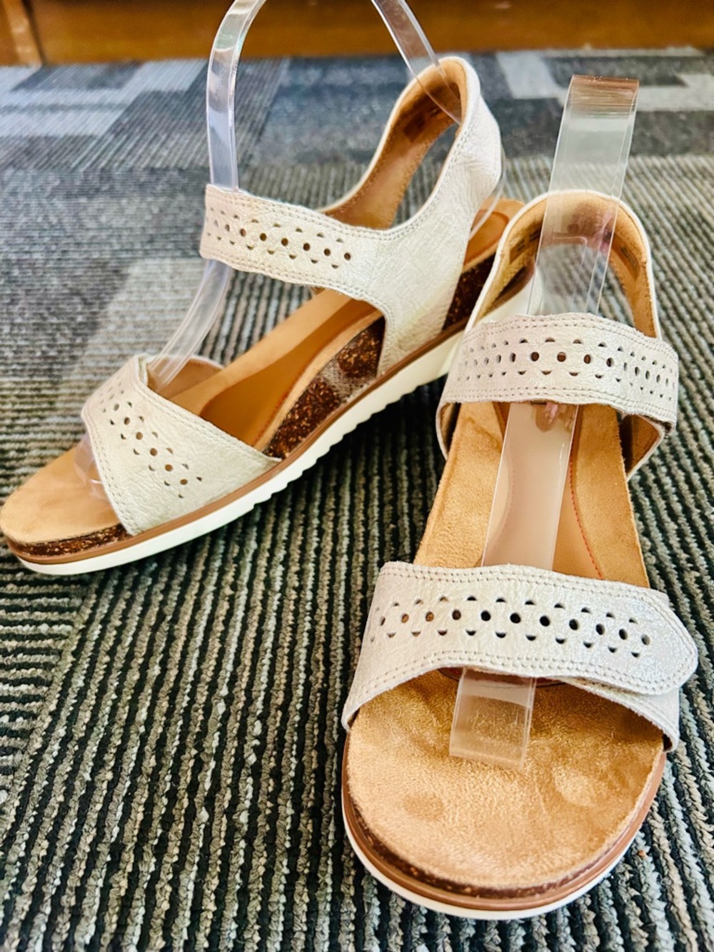 Cobb Hill Off White Shimmer May Wave Cut Out Adjustable Sandals, size 8.5 39.5 M